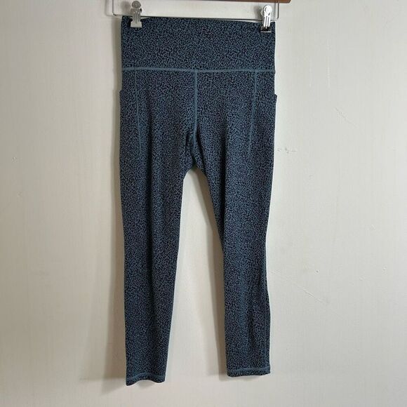 Athleta salutation textured tight in blue leopard print size S - Picture 4 of 9